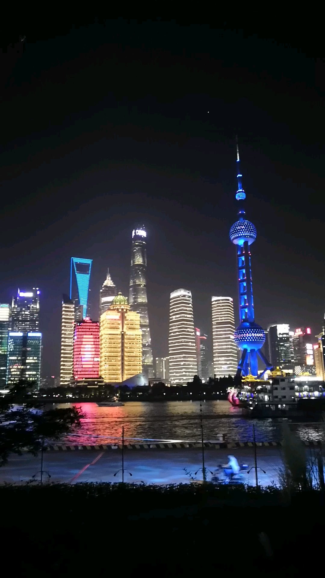 遇见好风景#上海外滩夜景,体会上海之大之瑰丽多姿