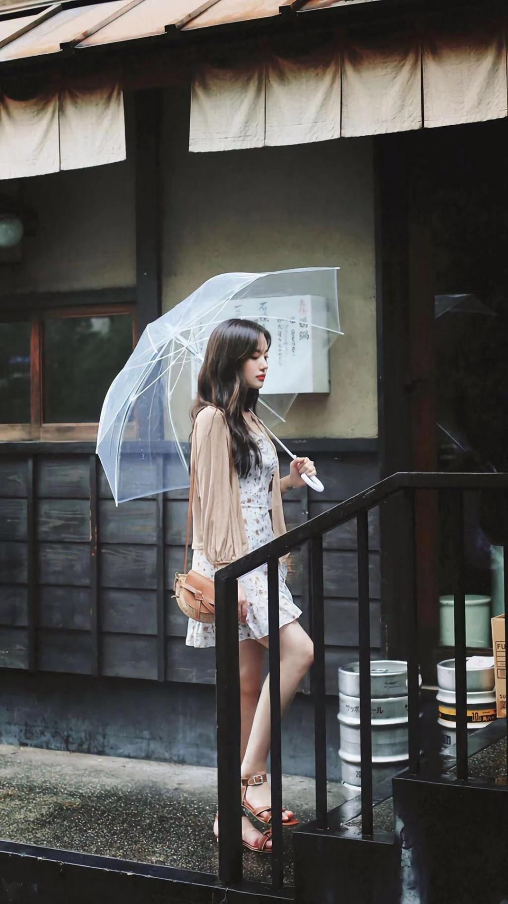 伞下姑娘图片，下雨打伞的图片唯美女